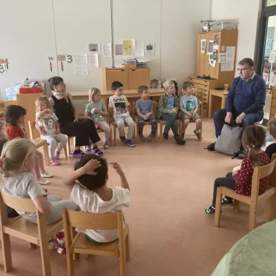 Pfarrer Vierhock besucht den Kindergarten