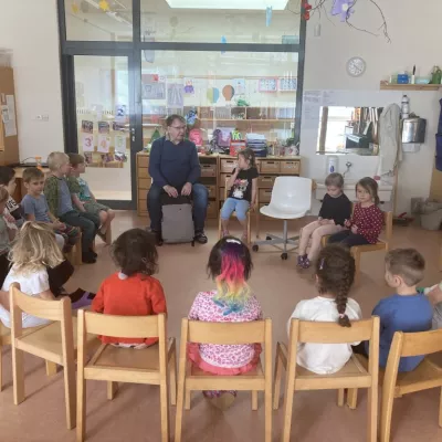 Pfarrer Vierhock besucht den Kindergarten